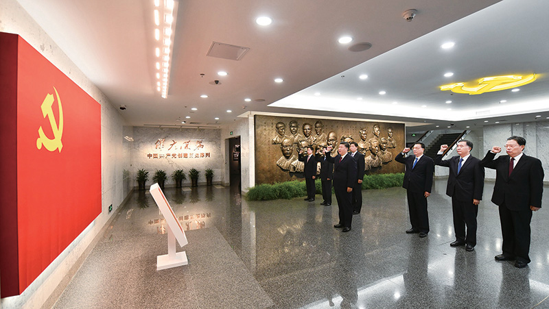 2017年10月31日，中共中央總書記、國家主席、中央軍委主席習近平帶領中共中央政治局常委李克強、栗戰書、汪洋、王滬寧、趙樂際、韓正，瞻仰上海中共一大會址和浙江嘉興南湖紅船。這是31日上午，在上海中共一大會址紀念館，習近平帶領其他中共中央政治局常委同志一起重溫入黨誓詞。 